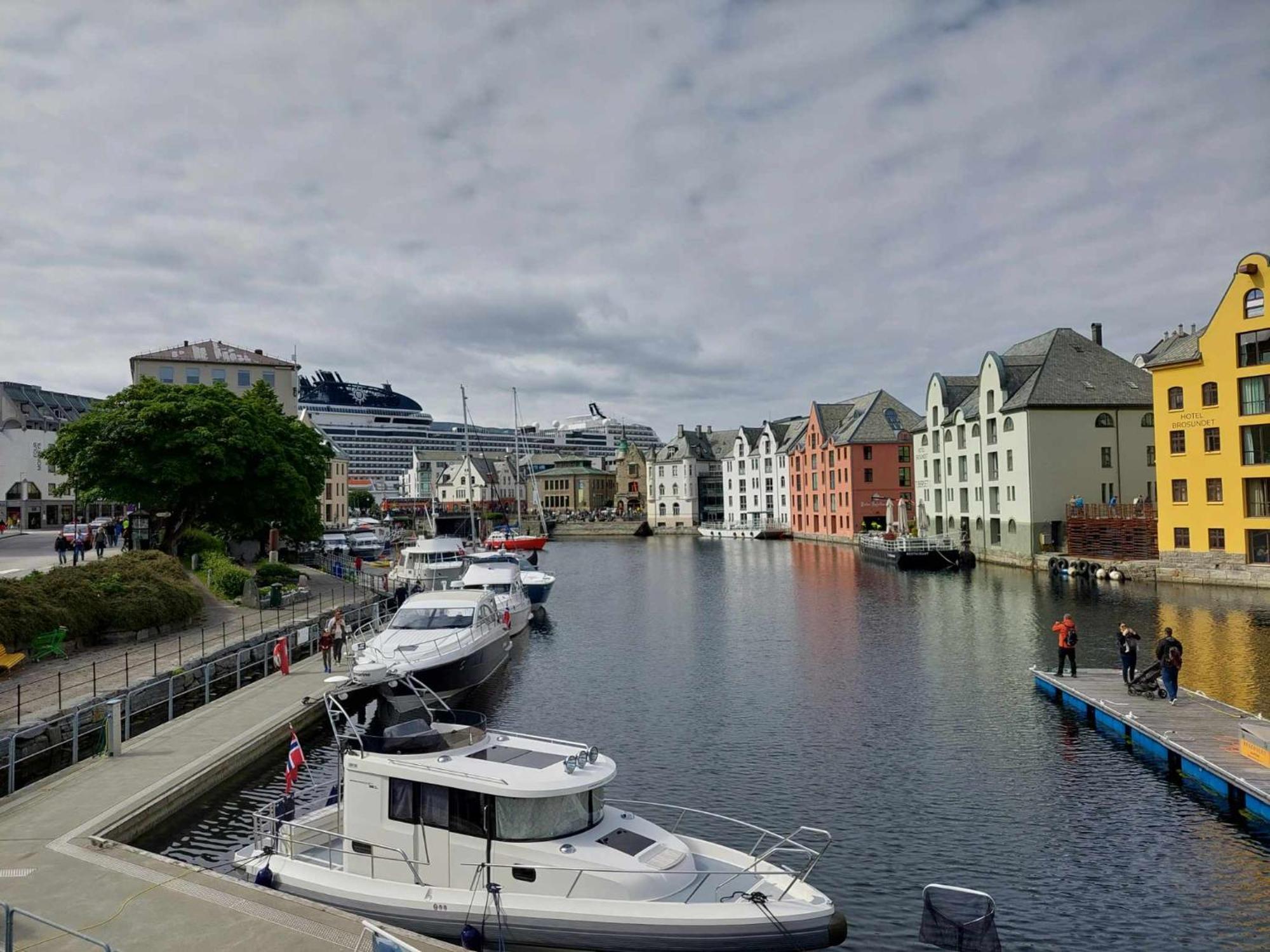 Alesund Apartment With Free Parking Kültér fotó